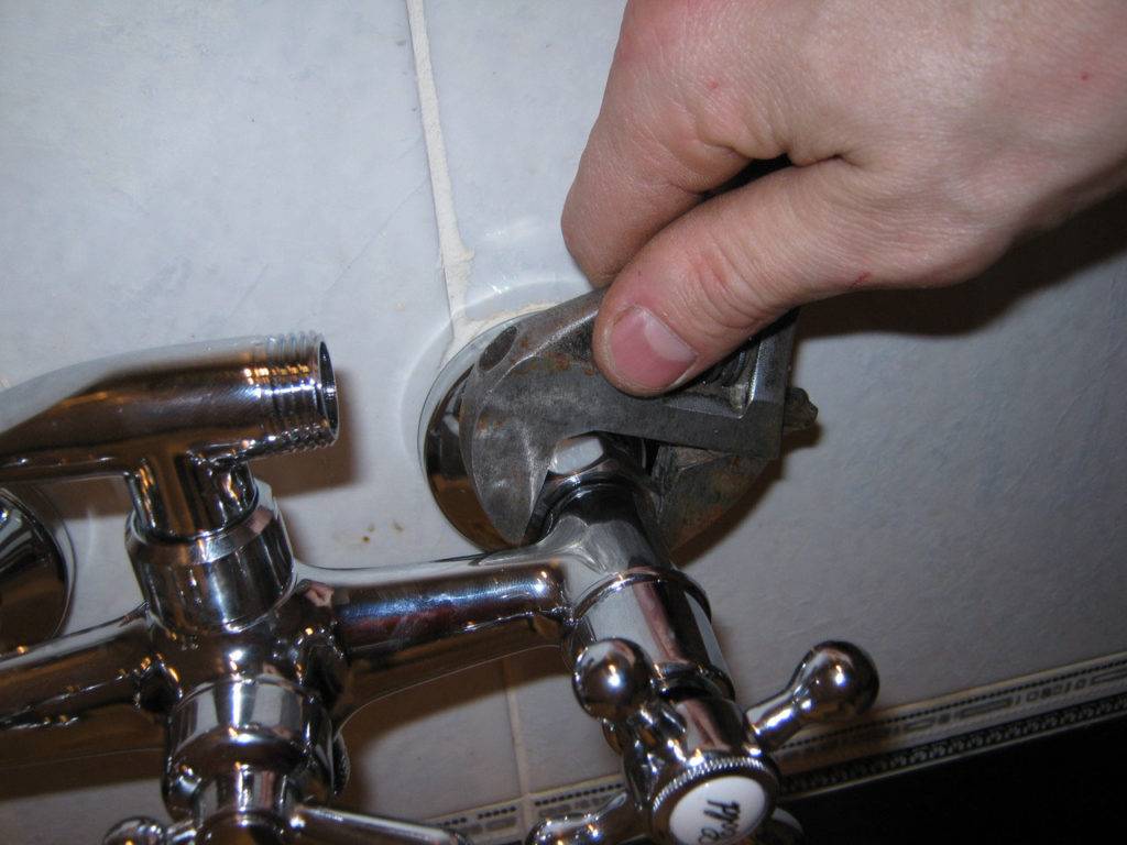 Wechseln des Wasserhahns im Badezimmer
