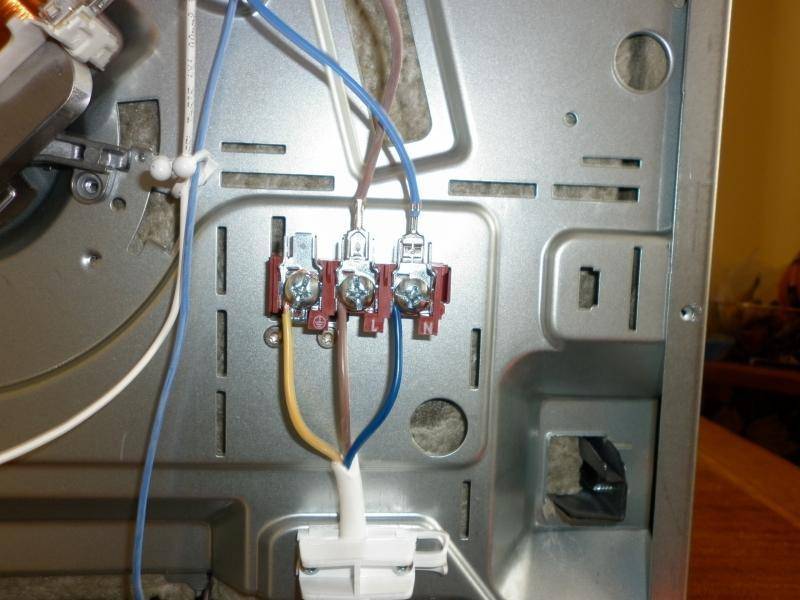 Schließen Sie den Elektroherd mit Ihren eigenen Händen an: Schaltpläne für ein einphasiges, dreiphasiges Netz