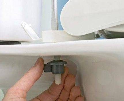 Wie man eine alte Toilette zerlegt
