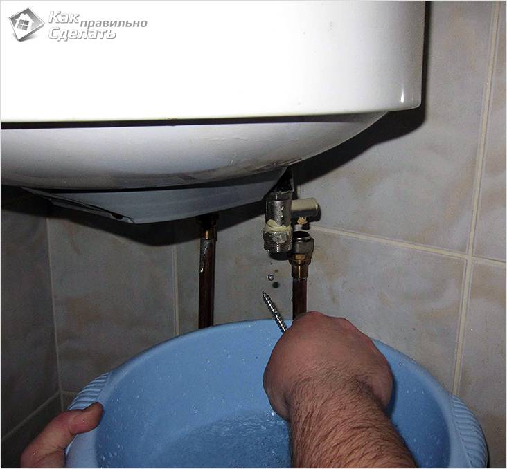 So lassen Sie Wasser aus einem Warmwasserbereiter ab: alle Möglichkeiten, Wasser abzulassen