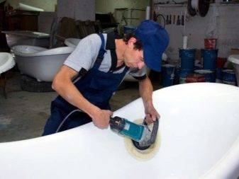 Badewannensanierung mit flüssigem Acryl: So überziehen Sie eine alte Badewanne richtig mit neuem Lack