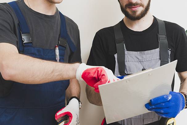 Warum bläst die Haube in der Wohnung in die entgegengesetzte Richtung: die Hauptursachen und Möglichkeiten zur Beseitigung des Rückwärtsschubs