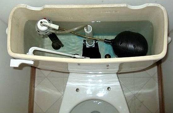 Der Toilettenspülkasten ist undicht: Was tun, wenn ein Leck festgestellt wird?