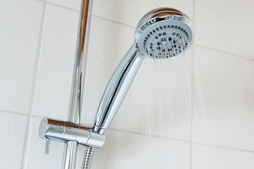 Wie und wie man die Dusche wäscht: eine detaillierte Übersicht über die besten Reinigungsmittel