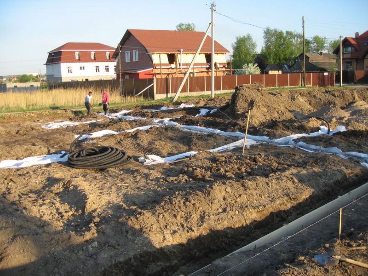 So machen Sie in einem Sommerhaus mit Ihren eigenen Händen eine Entwässerung - eine Schritt-für-Schritt-Anleitung zum Entwässern mit Fotos und Videos