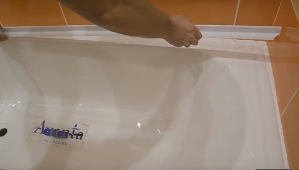 So kleben Sie eine Bordüre auf ein Bad: Styling-Optionen und Technologien