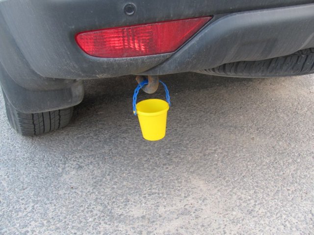 Warum hängen Autofahrer oft kleine Eimer hinten in ihre Autos?