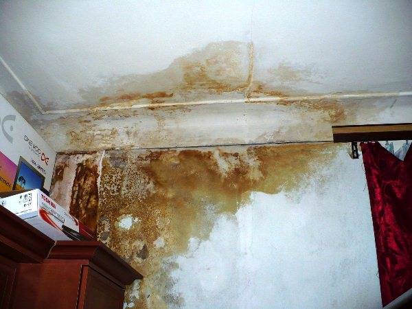 Rostfleck an der Decke: Wie entferne ich ihn?