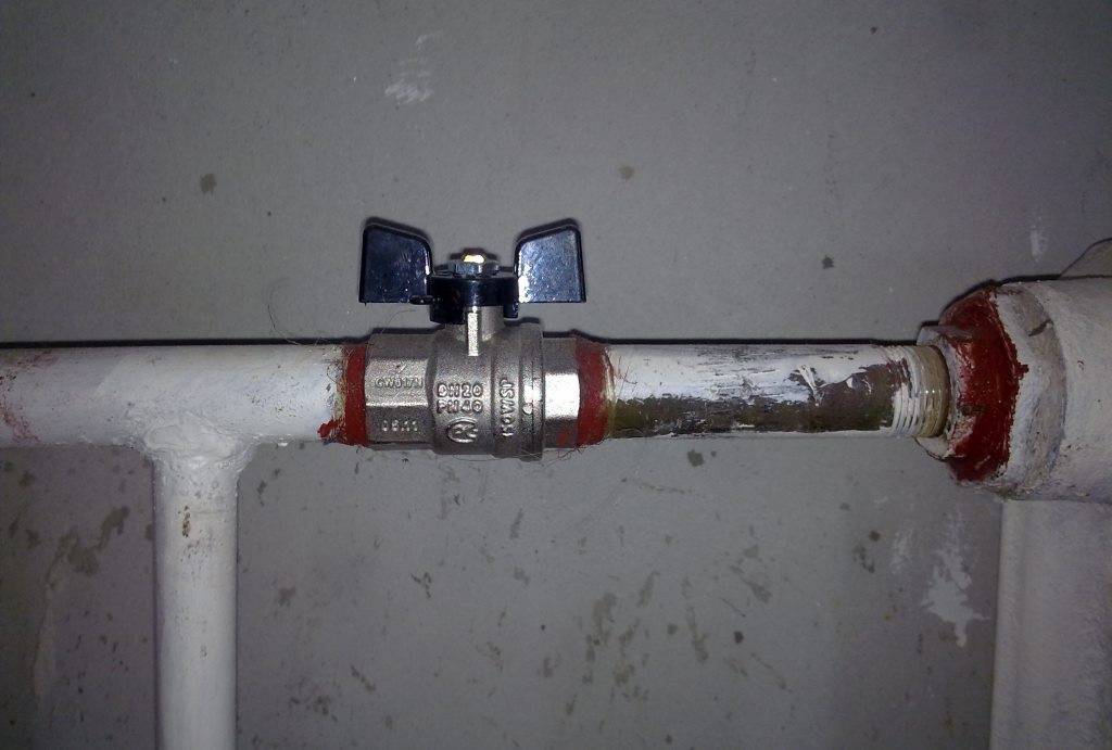 Installation von Wasserhähnen an Heizkörpern
