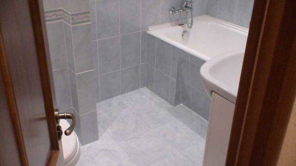 Mit eigenen Händen einen Bildschirm unter der Badewanne auswählen und installieren - wie macht man alles funktional und ästhetisch?