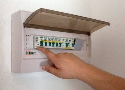 So schließen Sie eine Klingel in einer Wohnung oder einem Haus mit Ihren eigenen Händen an