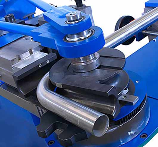Wie Metallrohre gebogen werden: technologische Feinheiten der Arbeit