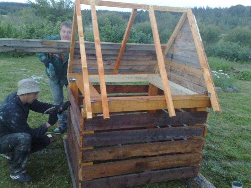 So bauen Sie selbst ein Holzhaus für einen Brunnen: eine Auswahl der besten Ideen und ein Baubeispiel