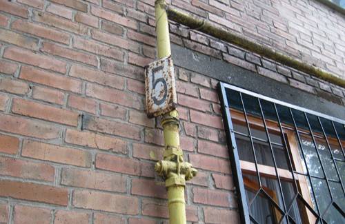 Maling til gasrør: regler og regler for maling inde i lejligheden og på gaden 
