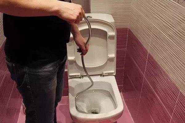 So reinigen Sie die Toilette, wenn sie verstopft ist - wir beseitigen die Verstopfung mit unseren eigenen Händen