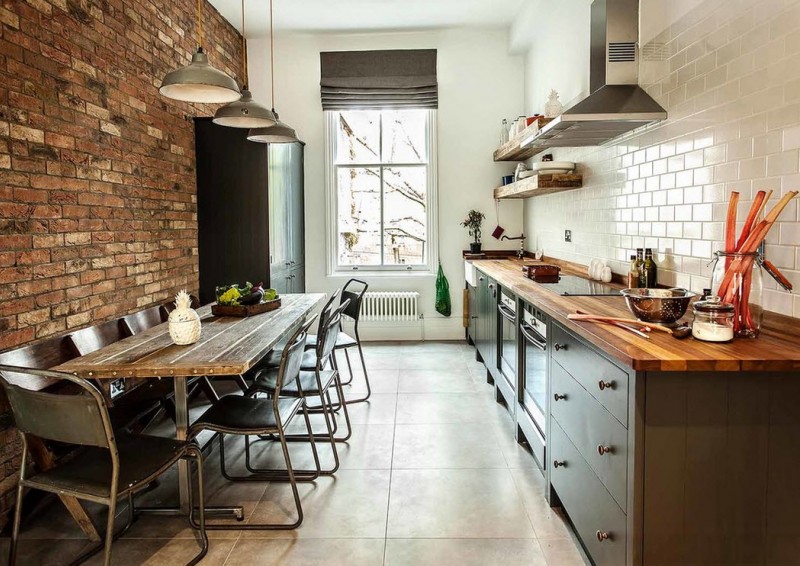 Tapet til et lille moderne køkken: udvider rummet og fanger lyset
