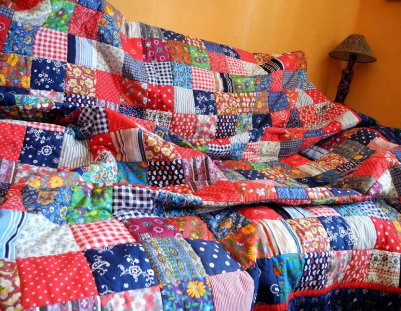 7 måder at folde sengetæppet pænt ud af sengen om natten