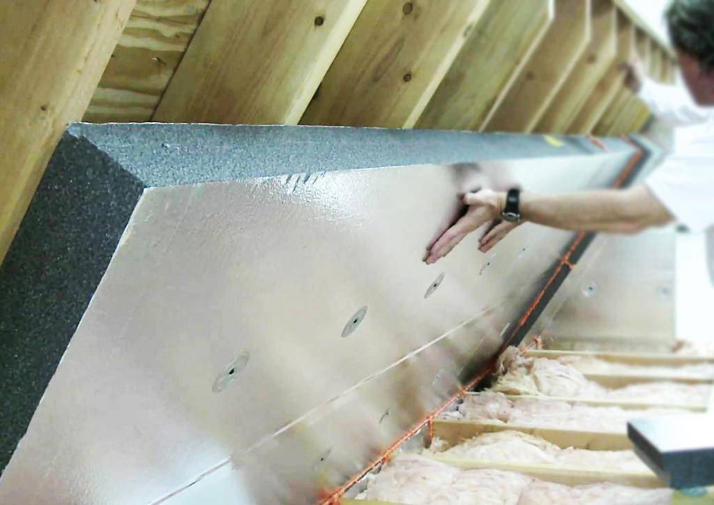 Deckendämmung in einem privaten Holzhaus von innen und außen: die Wahl des besten Materials und die Nuancen der Installation