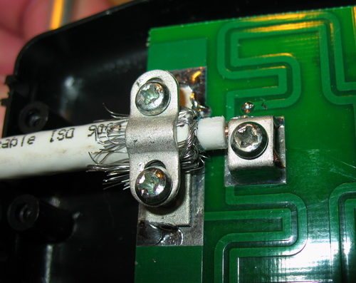 So schließen Sie das Antennenkabel an den Stecker an: Detaillierte Anweisungen zum Schneiden und Anschließen