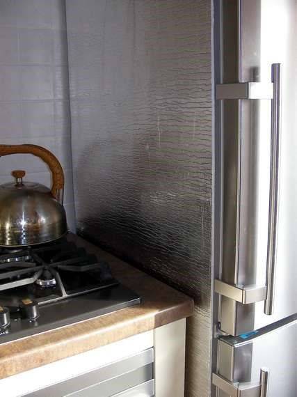 Køleskab og gaskomfur i køkkenet: minimumsafstand mellem hvidevarer og placeringsspidser