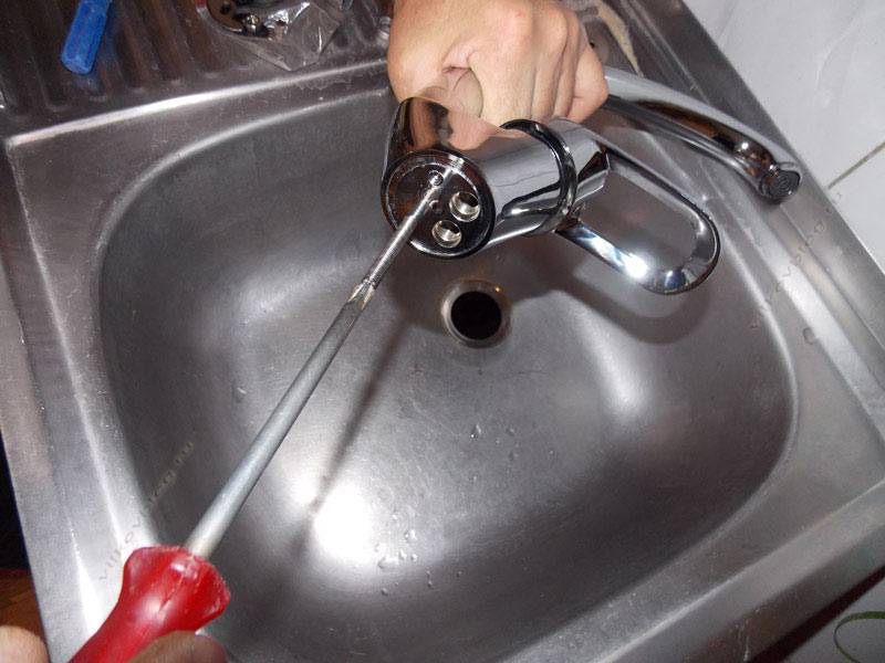 So wechseln Sie den Wasserhahn in der Küche Do-it-yourself-Wasserhahn ersetzen