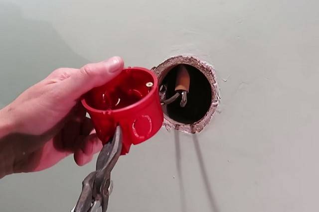 Steckdosenfunken: Ursachen und Folgen einer Fehlfunktion. Do-it-yourself-Fehlerbehebungsanweisungen