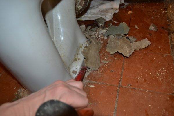 Sådan udskiftes toilettet: fjernelse af det gamle og installation af nyt med sine hænder
