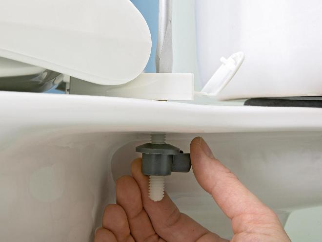 Befestigung des Toilettendeckels: So entfernen und installieren Sie den Sitz
