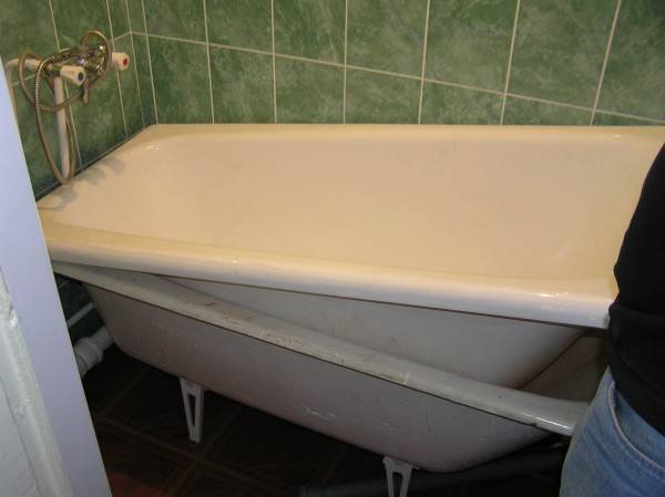Sådan installeres en akryl indsats i badet: instruktioner til montering af foringen