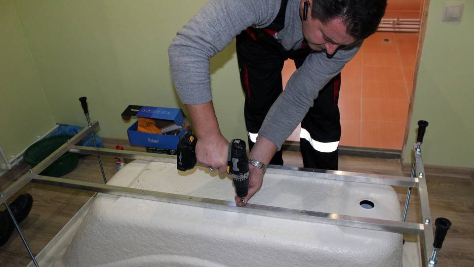 Welches Bad ist besser: Acryl- oder Stahlinstallationen halten länger