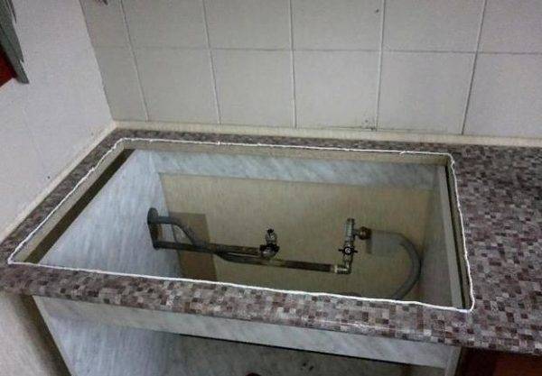 So tauschen Sie den Wasserhahn in der Küche aus: Entfernen Sie den alten Wasserhahn und installieren Sie einen neuen