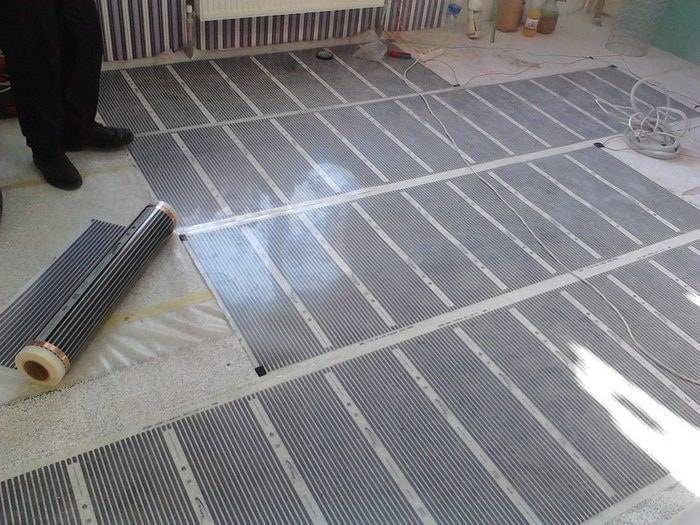 Fußbodenheizung unter Linoleum – Wasser- und Infrarot-Optionen im Vergleich + Installationstechnik