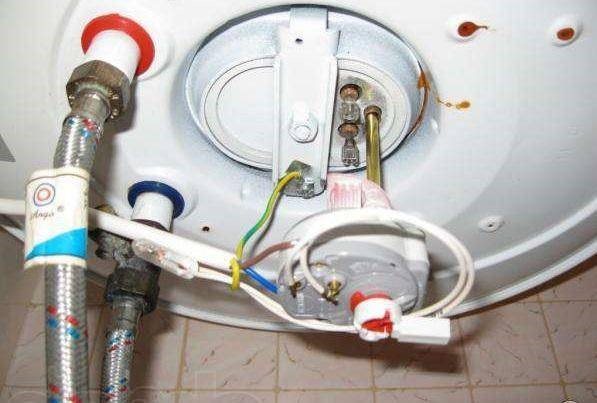 Reparatur von Ariston-Warmwasserbereitern: Wie man einen 100-Liter-Kessel mit eigenen Händen zerlegt, tropfte die Heizung von unten