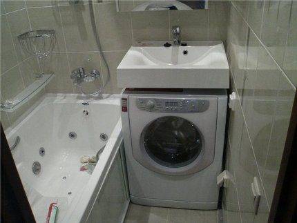 Installation von Wasserhähnen zum Anschluss der Waschmaschine an die Wasserversorgung