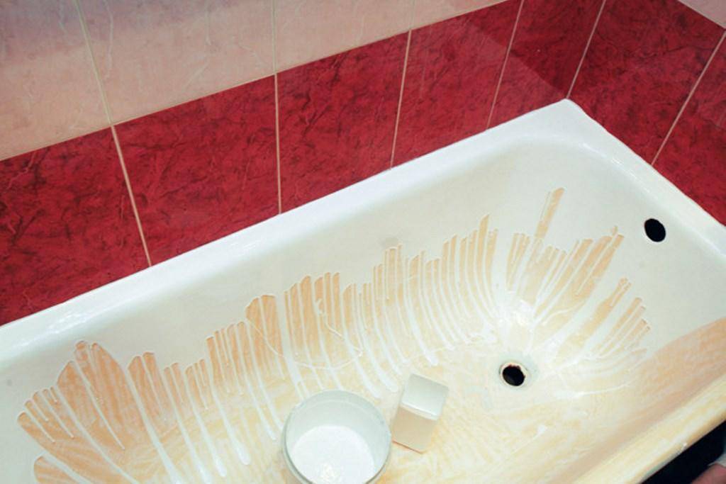 So bedecken Sie eine Badewanne mit flüssigem Acryl: Gießen und Restaurieren