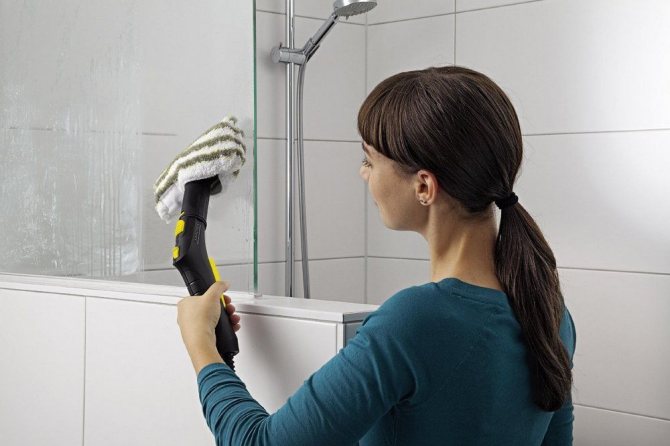 Wie man die Dusche wäscht: eine Übersicht der Reinigungsprodukte