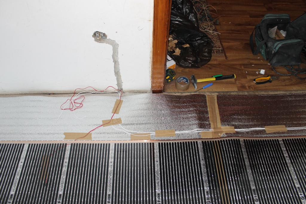 Fußbodenheizung unter Laminat: Installation und Installation von Infrarot-Foliensystem