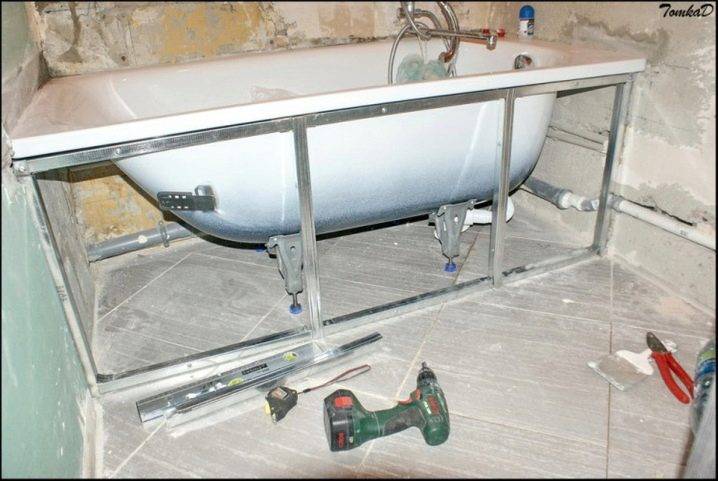 Hvordan man laver en funktionel skærm under et badekar med hylder