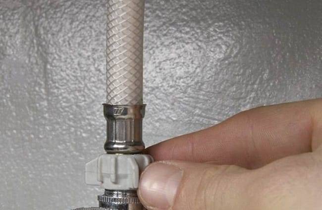Diameteren af ​​rørene til at levere vand til bruseren ved lavt tryk