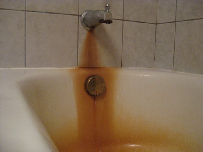 Wie entferne ich eine Verstopfung im Badezimmer? wie man zu Hause putzt und durchbricht, Werkzeuge und Reinigungsmethoden zum Entfernen von Stöpseln, wie man den Abfluss reinigt, wenn die Badewanne verstopft ist