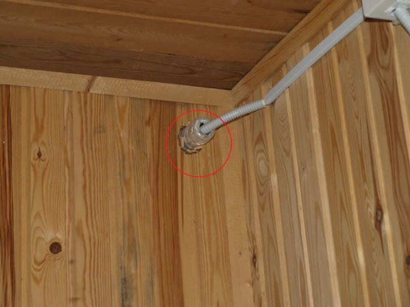 Do-it-yourself-Verkabelung in einem Holzhaus