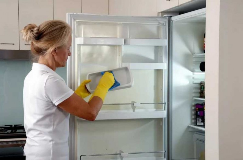 Krig mod det snedækkede rige: Sådan fjerner du is i køleskabet uden afrimning