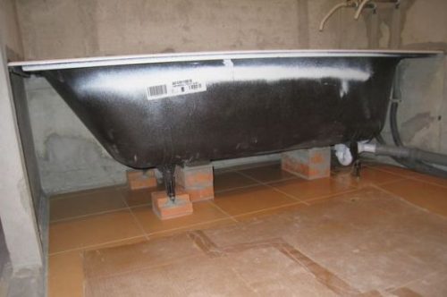 Einbau einer gusseisernen Badewanne zum Selbermachen
