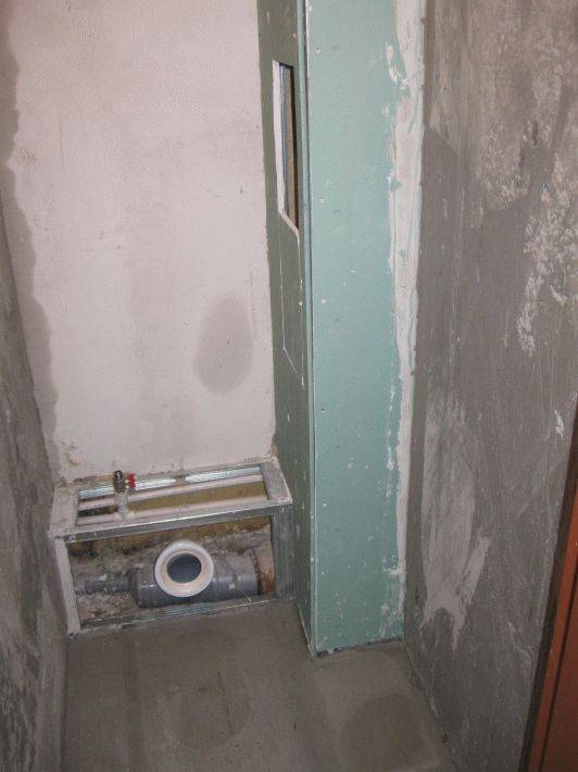 So ordnen Sie eine Rohrbox in der Toilette an: Eine Übersicht über die besten Möglichkeiten, die Rohrleitung zu verkleiden