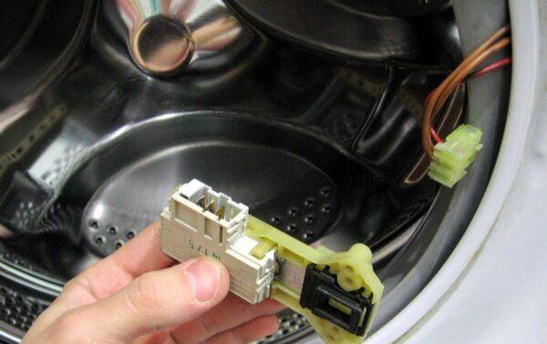 Sådan åbner du en vaskemaskine, når den er låst: En guide til at reparere den