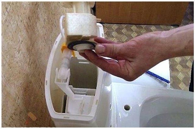 So öffnen Sie einen Toilettenspülkasten mit einem Knopf