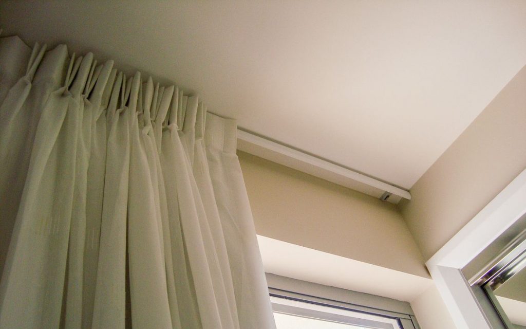 Fensterdekoration mit Vorhängen, Dekoration und Ideen für Buntglasfenster im Innenraum, wie man ein Wohnzimmer mit Tüll dekoriert, Optionen für Vorhänge und Aufkleber auf Glas