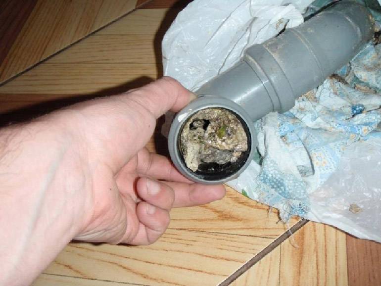 Wie man Verstopfungen im Badezimmer schnell beseitigt, Reinigung mit Medikamenten und improvisierten Mitteln
