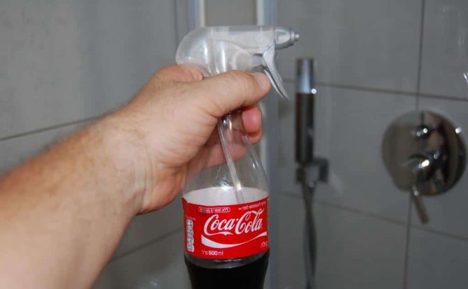 Reinigen Sie die Toilette mit Cola