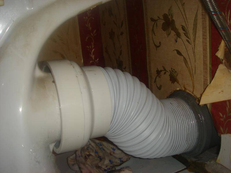 So schließen Sie eine Toilette ohne Riffelung an der Wand an einen Abwasserkanal an